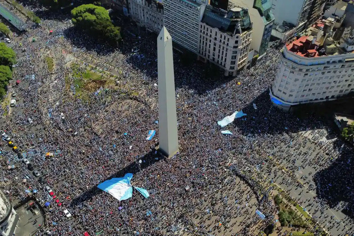 Triệu người hâm mộ Argentina mở hội xuyên đêm chờ Messi mang cúp trở về - 7