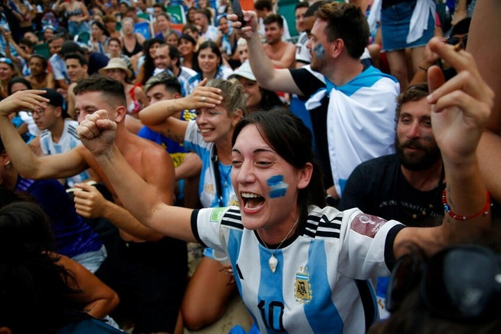 Triệu người hâm mộ Argentina mở hội xuyên đêm chờ Messi mang cúp trở về - 4