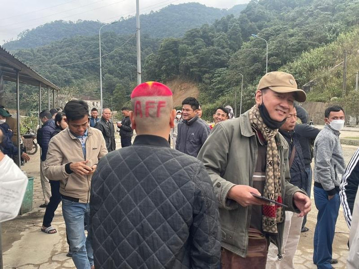 Cổ động viên Việt Nam để mái đầu in hình quốc kỳ, cổ vũ cho AFF Cup 2022 - 6