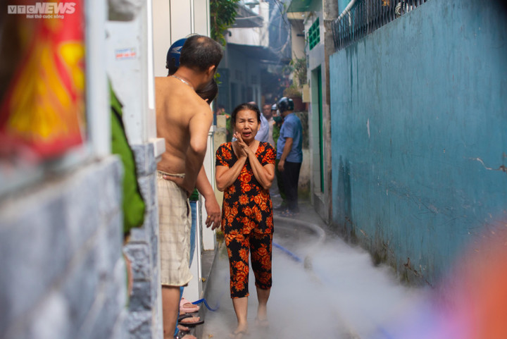 TP.HCM: Nhà trọ trong hẻm cháy dữ dội, nhiều người ôm tài sản tháo chạy - 3