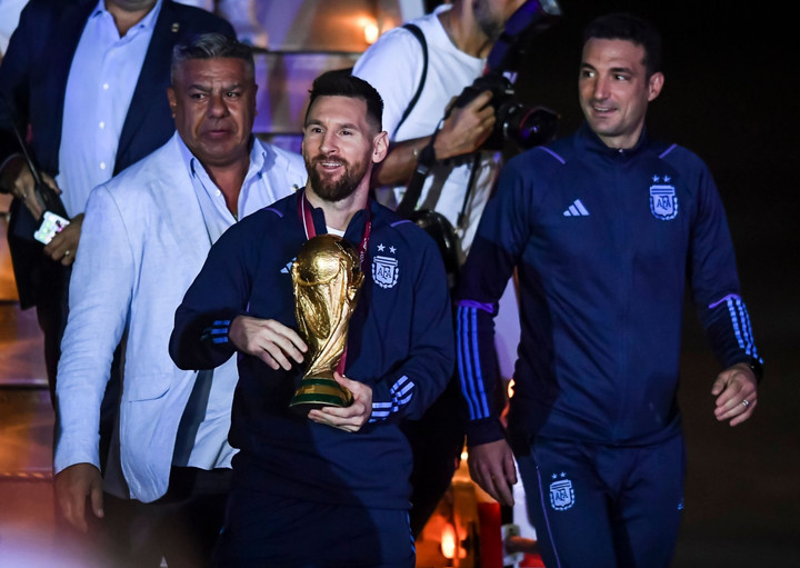 Trực tiếp: Messi rước cúp trở về, đội tuyển Argentina diễu hành giữa biển người - 2