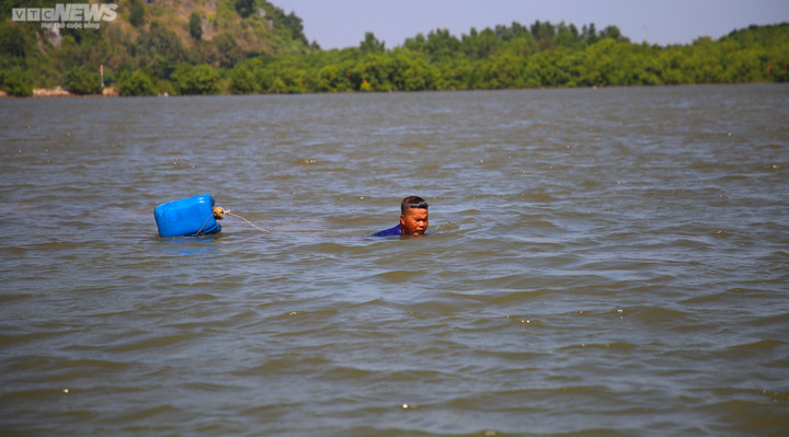 Người đàn ông mù lặn biển như rái cá ở miền Tây - 2
