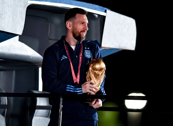 Cúp vô địch World Cup 2022 Messi mang về Argentina chỉ là bản sao - 1