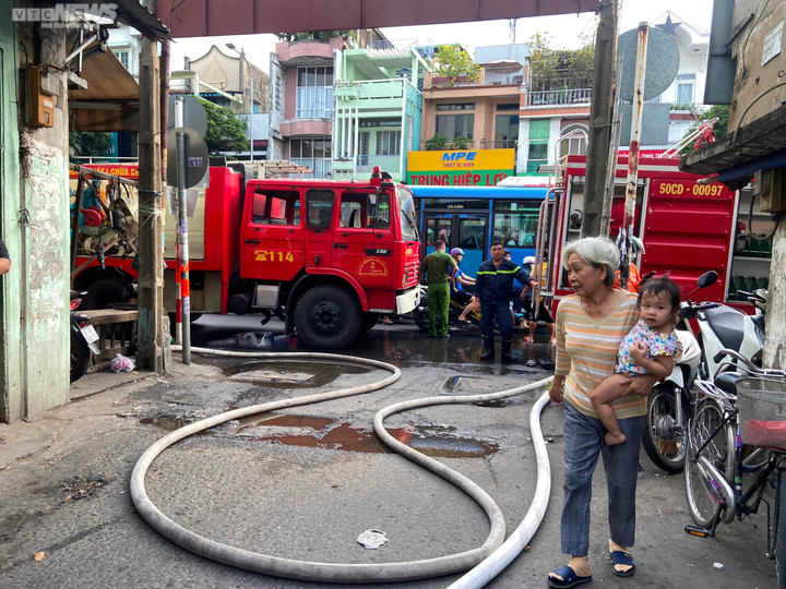 TP.HCM: Nhà trọ trong hẻm cháy dữ dội, nhiều người ôm tài sản tháo chạy - 4