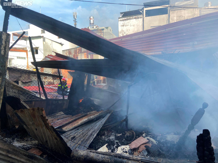 TP.HCM: Nhà trọ trong hẻm cháy dữ dội, nhiều người ôm tài sản tháo chạy - 6