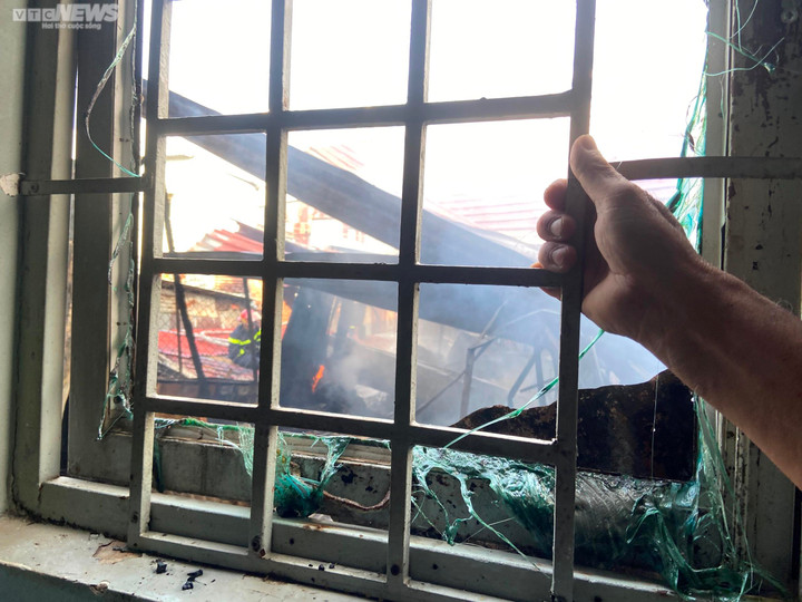 TP.HCM: Nhà trọ trong hẻm cháy dữ dội, nhiều người ôm tài sản tháo chạy - 5