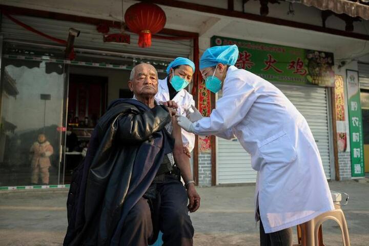 Mỹ ngỏ ý chia sẻ vaccine ngừa COVID-19 cho Trung Quốc - 1