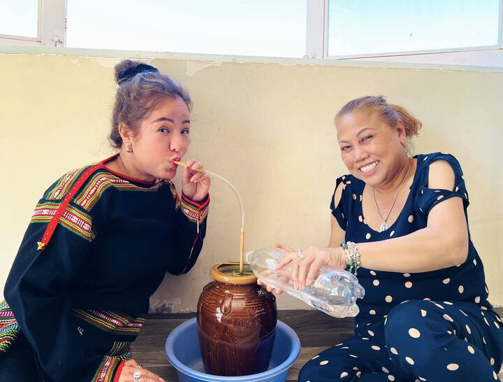 Sao Việt 22/12: Quốc Trung tình tứ bên vợ, Nhật Kim Anh khoe cơ bắp ở tuổi 39 - 3
