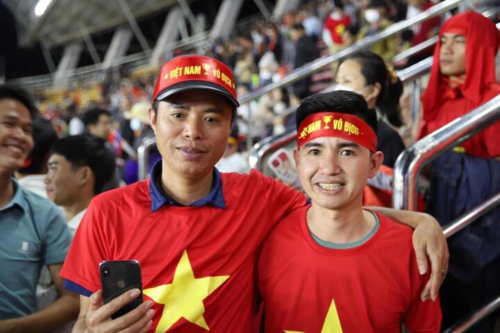 CĐV Việt tạo ra bầu không khí ‘không thể tin được’ ở sân vận động Quốc gia Lào - 3