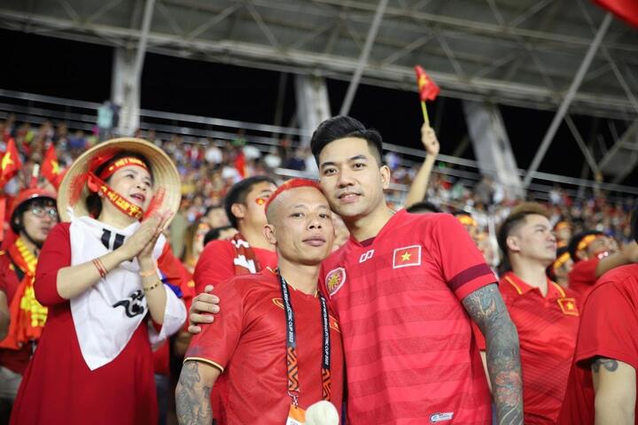 CĐV Việt tạo ra bầu không khí ‘không thể tin được’ ở sân vận động Quốc gia Lào - 4