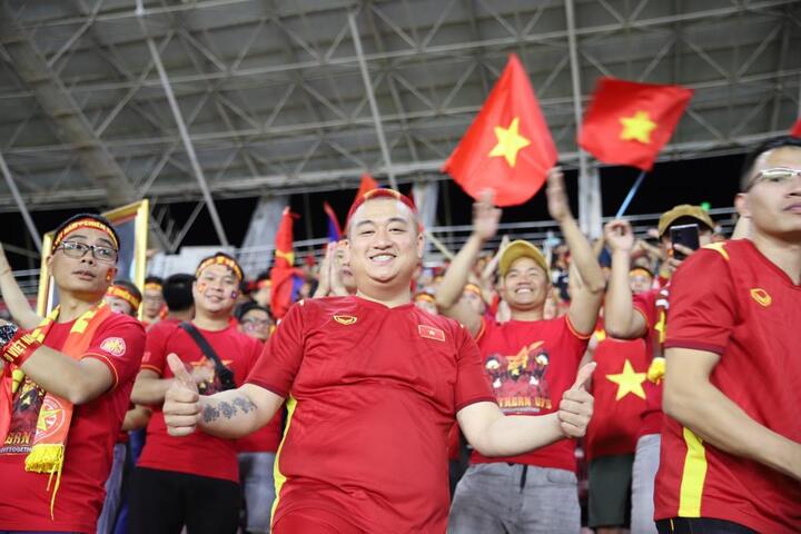 CĐV Việt tạo ra bầu không khí ‘không thể tin được’ ở sân vận động Quốc gia Lào - 1