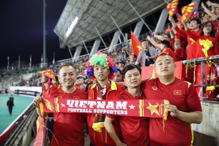 CĐV Việt tạo ra bầu không khí ‘không thể tin được’ ở sân vận động Quốc gia Lào - 7