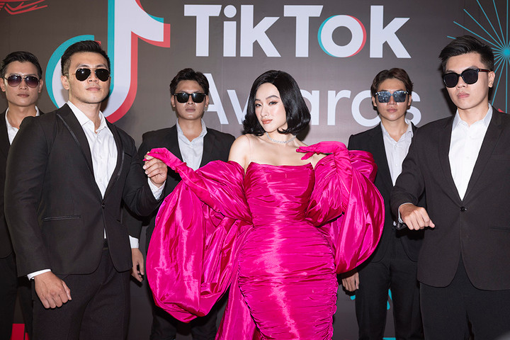  Angela Phương Trinh thay 3 bộ váy, lộng lẫy như nữ hoàng trên thảm đỏ - 2