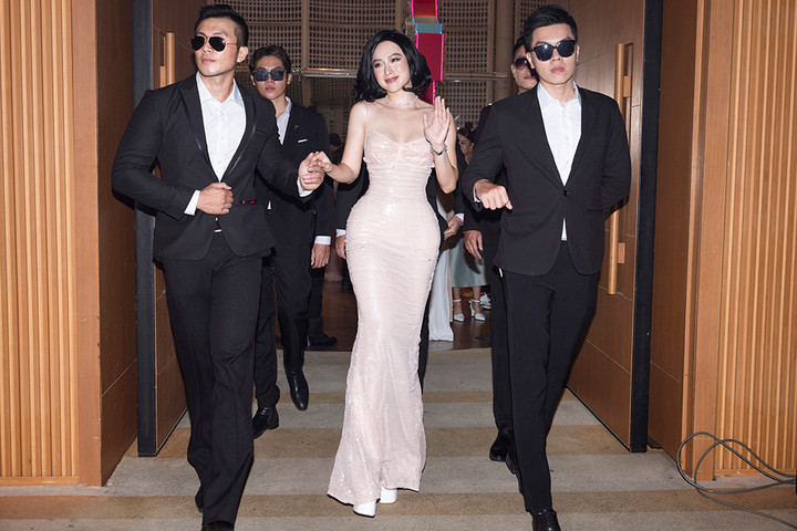  Angela Phương Trinh thay 3 bộ váy, lộng lẫy như nữ hoàng trên thảm đỏ - 7