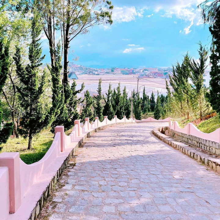 Đến nhà thờ Thánh Mẫu, đắm chìm trong sắc hồng tinh tế và bình yên giữa Đà Lạt - 3