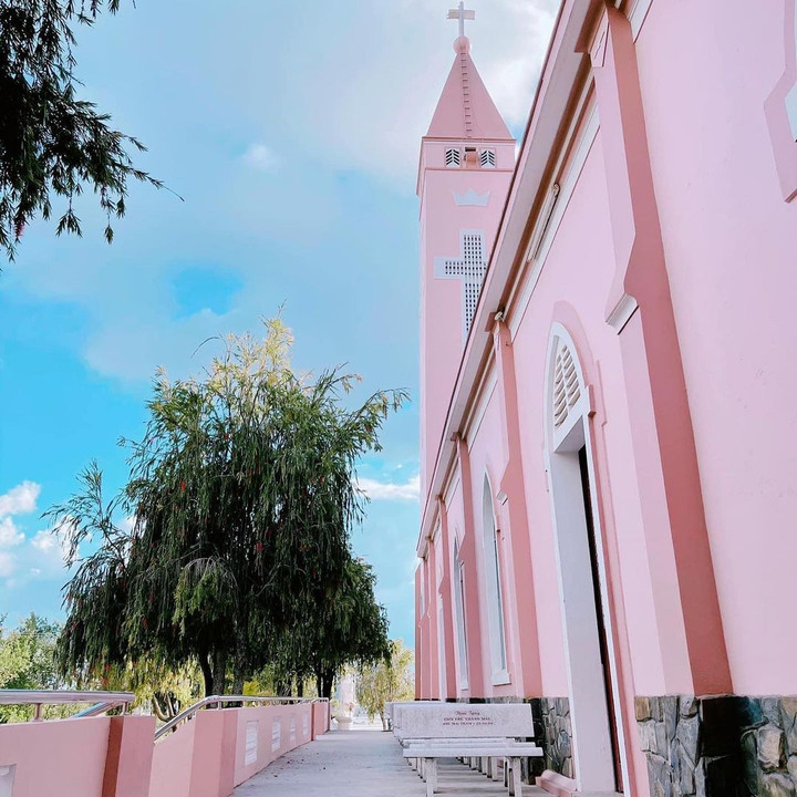 Đến nhà thờ Thánh Mẫu, đắm chìm trong sắc hồng tinh tế và bình yên giữa Đà Lạt - 8