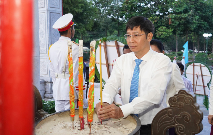 Lãnh đạo tỉnh Tây Ninh dâng hương tưởng niệm các Anh hùng liệt sĩ - 1