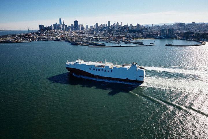 Lô xe điện VinFast VF8 cập cảng California, nhận giấy phép bán hàng tại Mỹ - 1