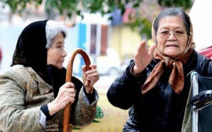 Vì sao người cao tuổi viêm phổi nhưng không có triệu chứng sốt? - 2