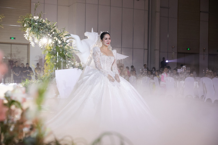 Phan Hiển khóc nức nở bên Khánh Thi, từng sợ không ai tới dự đám cưới - 1