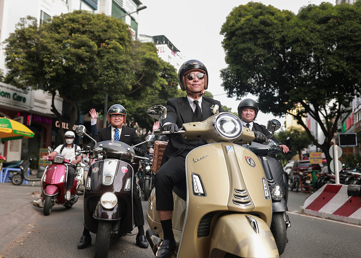 Phan Hiển rước cô dâu Khánh Thi bằng xe máy - 1