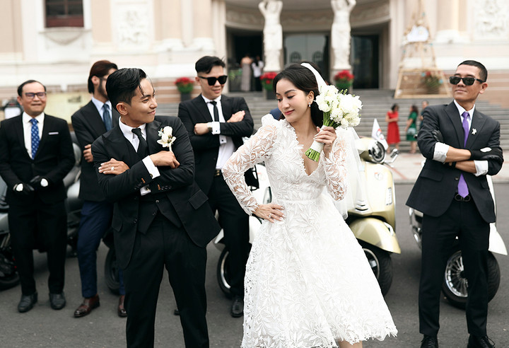 Phan Hiển rước cô dâu Khánh Thi bằng xe máy - 5