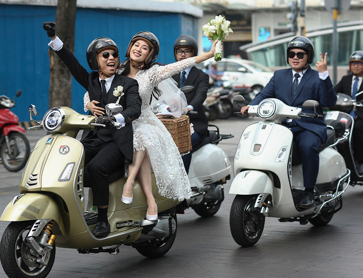 Phan Hiển rước cô dâu Khánh Thi bằng xe máy - 2