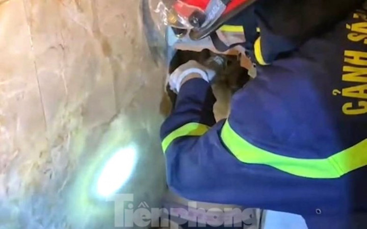 Phá tường giải cứu tên trộm bị mắc kẹt trong lối thoát hơi ở Bình Dương - 2