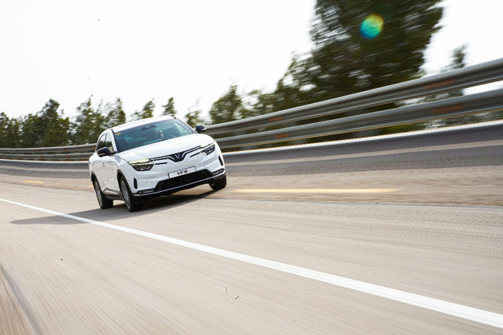 Truyền thông quốc tế: VF 8 là mẫu SUV 'đáng để chờ đợi' tại Bắc Mỹ - 3