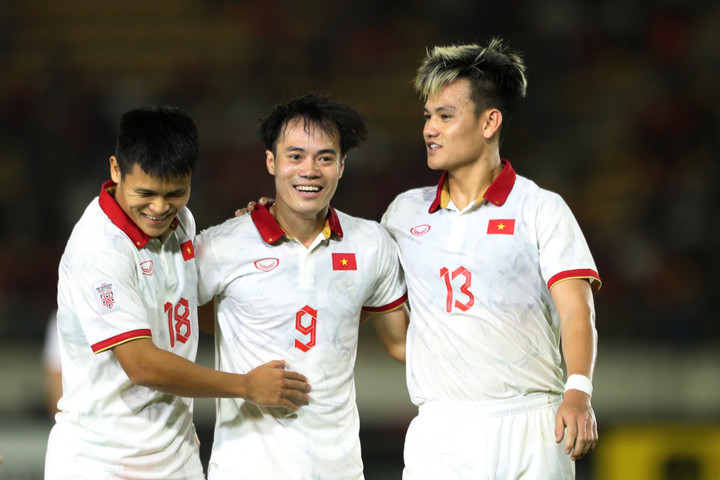 Tuyển Việt Nam 4 năm liên tiếp nằm trong top 100 thế giới - 1