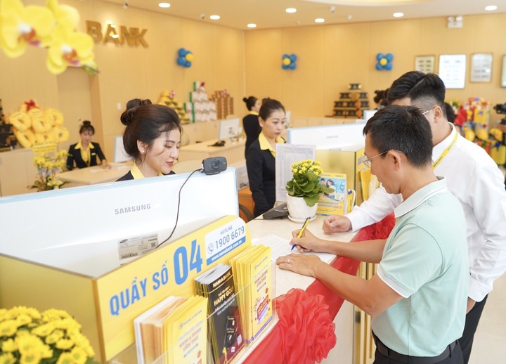 Ngân hàng tiếp tục giảm lãi suất cho vay, đồng hành cùng khách hàng vượt khó - 1