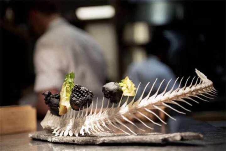 Những kiểu phục vụ đồ ăn khiến thực khách hãi hùng, chùn bước trước việc cầm đũa - 8