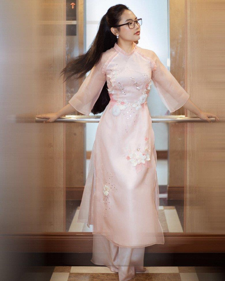 Vẻ nền nã mà cá tính của Phương Mỹ Chi trong tà áo dài