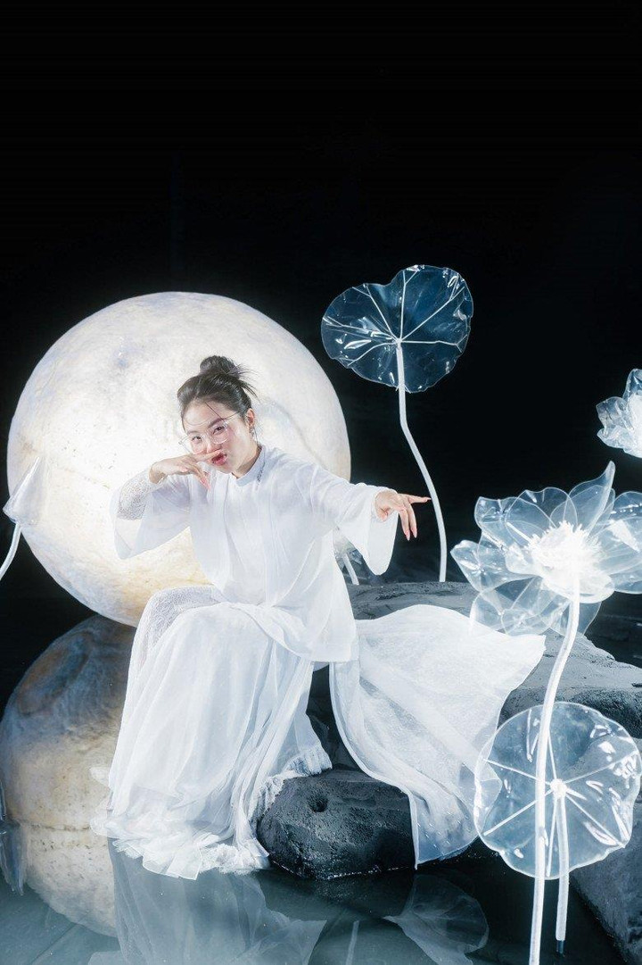 Vẻ nền nã mà cá tính của Phương Mỹ Chi trong tà áo dài