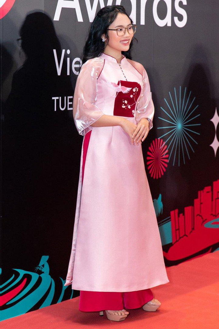Vẻ nền nã mà cá tính của Phương Mỹ Chi trong tà áo dài