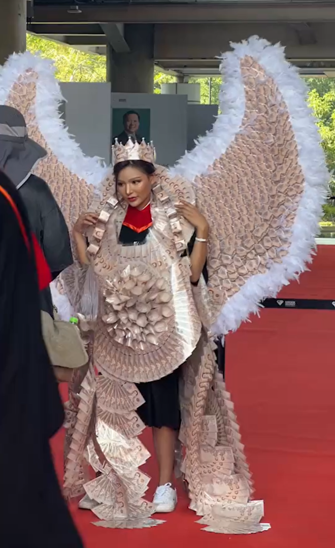 Nữ sinh khoác cánh thiên thần làm từ tiền giấy trị giá 1,3 tỷ dự lễ tốt nghiệp - 1