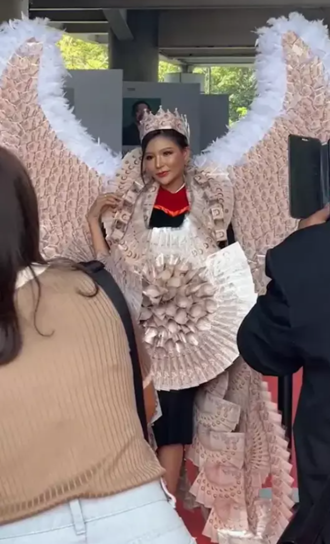 Nữ sinh khoác cánh thiên thần làm từ tiền giấy trị giá 1,3 tỷ dự lễ tốt nghiệp - 3