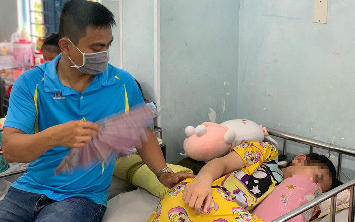 Trẻ mắc viêm màng não tăng mạnh: Thấy các triệu chứng này, đưa trẻ đi khám ngay - 1