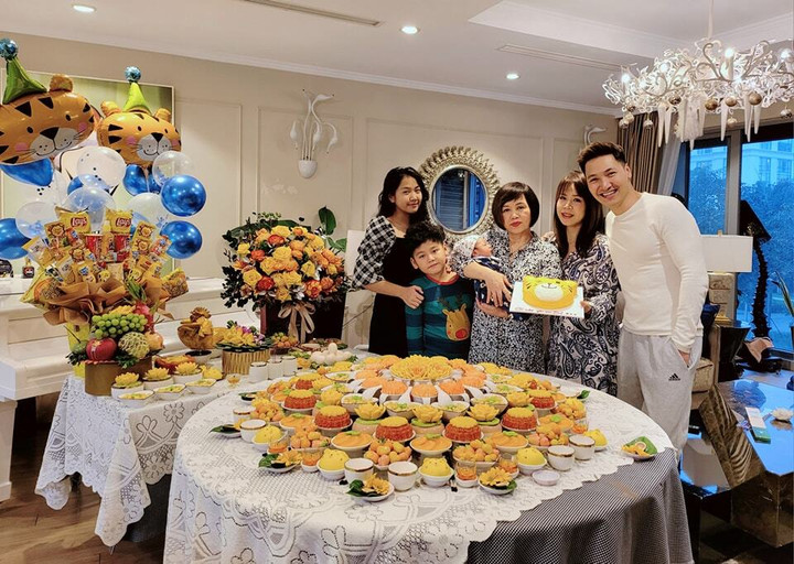 Sao Việt 23/12: Mạnh Trường tổ chức đầy tháng hoành tráng cho con thứ 3 - 1