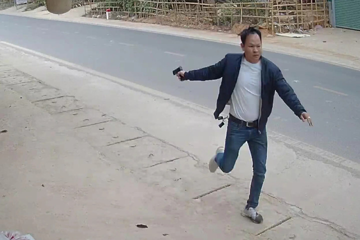 Bị cảnh sát truy bắt, nghi phạm vận chuyển ma tuý dùng súng chống trả - 1