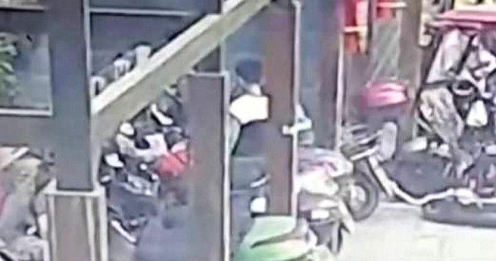 3 đứa trẻ nghịch lửa trong bãi để xe, 20 chiếc xe bị thiêu rụi - 1