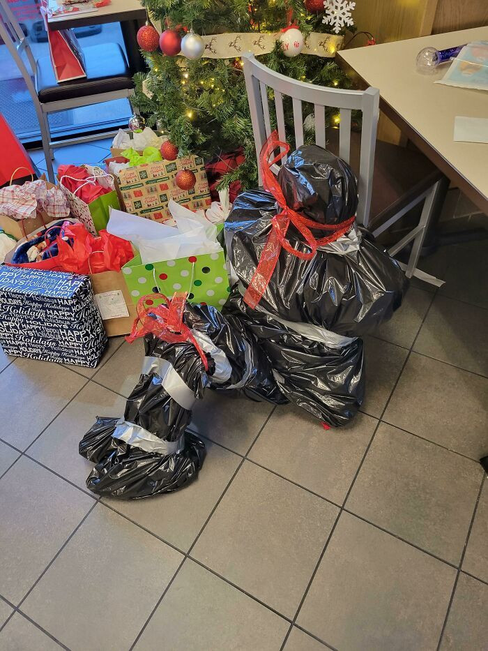 Méo mặt với những món quà Giáng sinh như trêu đùa cảm xúc người nhận - 10