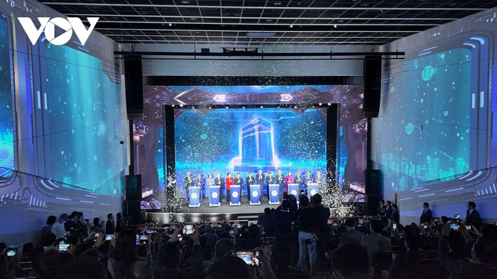 Thủ tướng: Samsung cần coi Việt Nam là cứ điểm quan trọng - 1