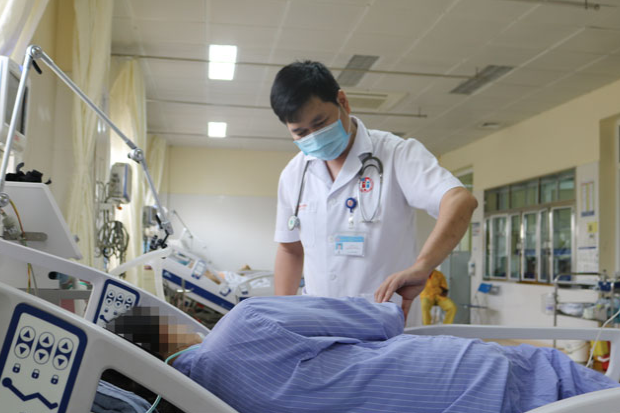 Ho, sốt, khó thở cả tuần không đi khám, người đàn ông rơi vào hôn mê sâu - 1