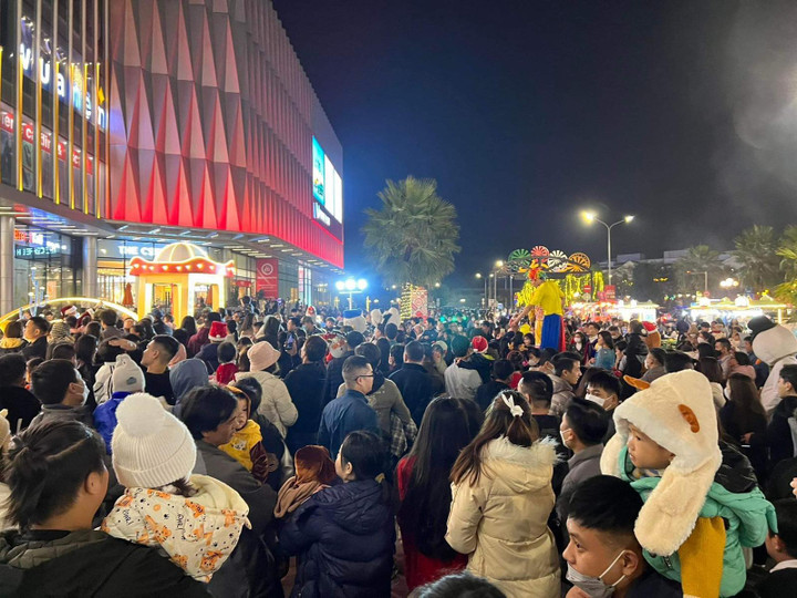 Đêm Giáng sinh Vincom: Lễ hội rộn ràng, quà tặng ngập tràn - 1