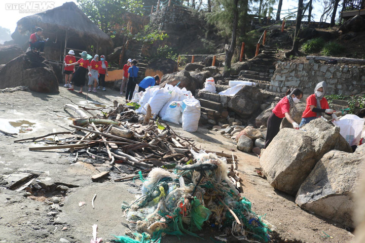Bình Định: Thu gom rác ứ đọng, làm sạch bờ biển Ghềnh Ráng - 6