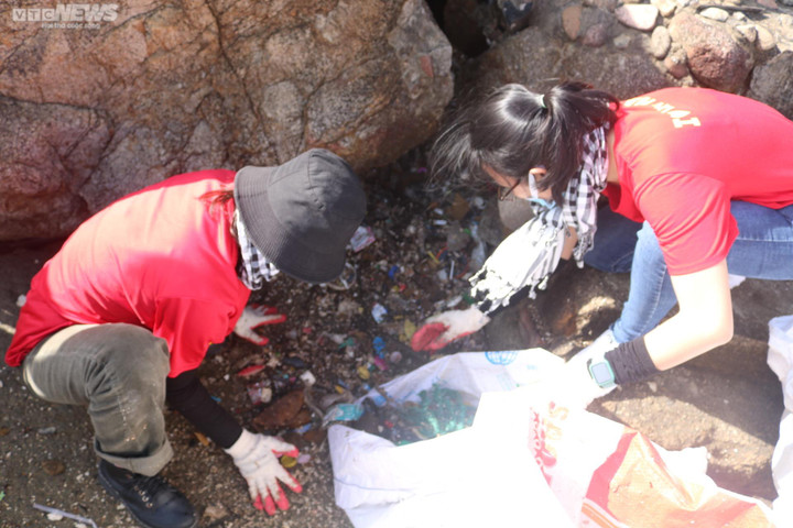 Bình Định: Thu gom rác ứ đọng, làm sạch bờ biển Ghềnh Ráng - 2