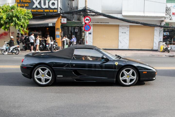 Ferrari 355 F1 Spider tái xuất với diện mạo mới tại TP.HCM - 7