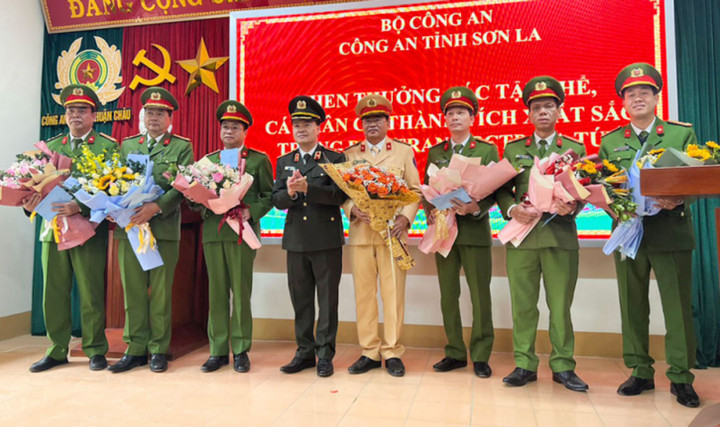 Thưởng nóng ban chuyên án bắt được kẻ vận chuyển ma túy, dùng súng chống công an - 1