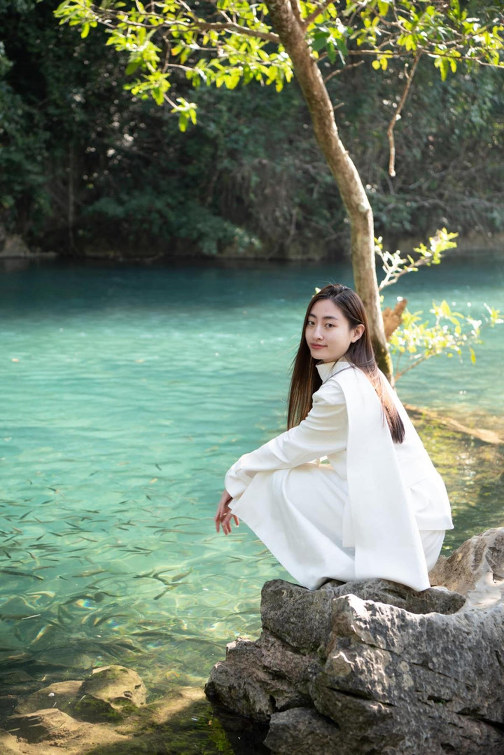Lương Thùy Linh khoe sắc trong khung cảnh nên thơ của quê hương Cao Bằng - 1